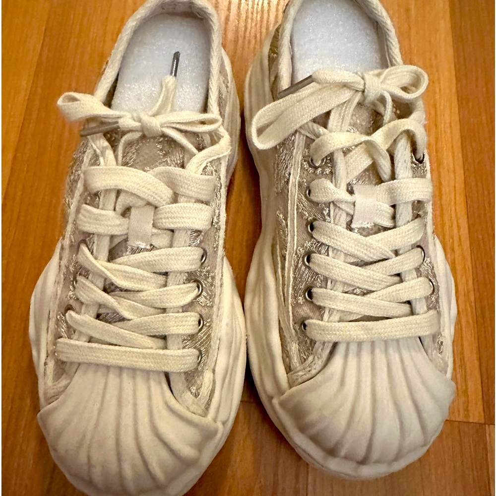 brand new size 8 cute and chic white lace sneakers